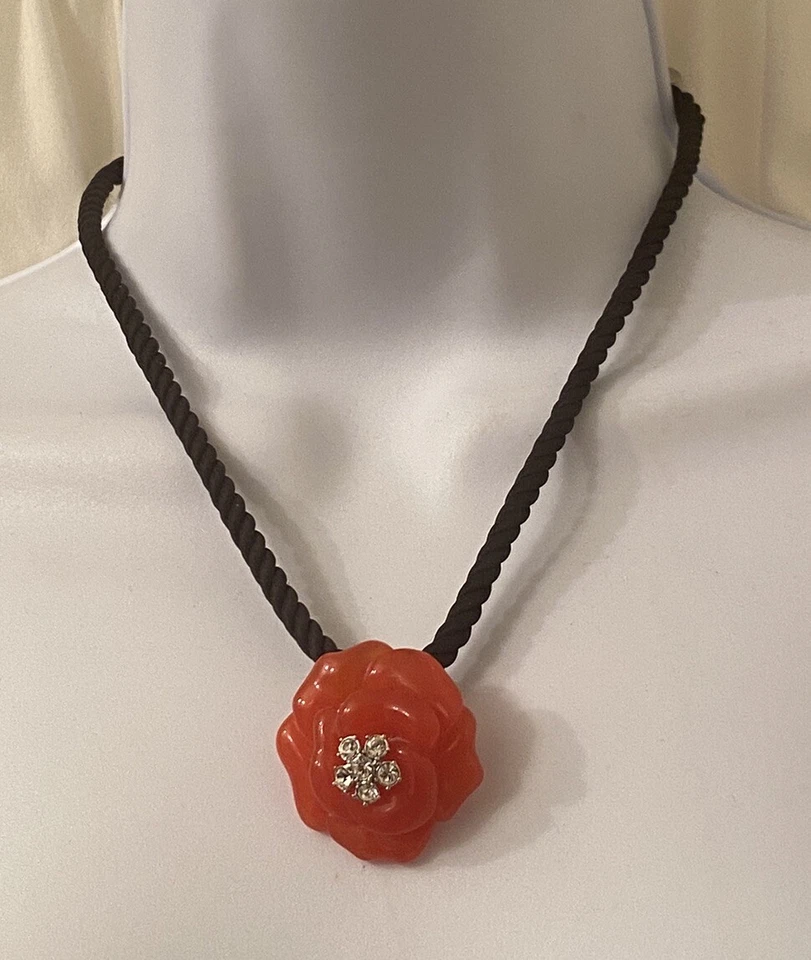 NOLAN MILLER 签名 Lara Camillia 红色 Lucite 花水钻吊坠项链 — 第 3/4 张图片