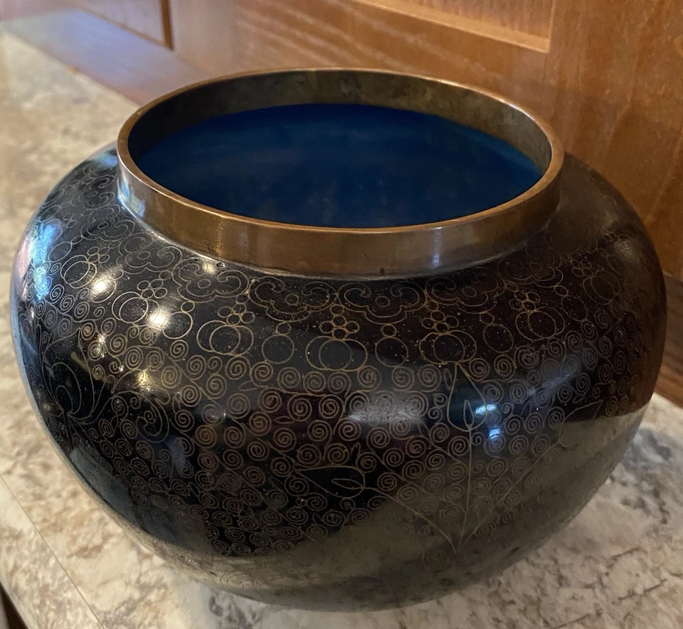 JARRÓN CLOISSONE ANTIGUO ESMALTE SOBRE FONDO AZUL LATÓN NEGRO CON DISEÑO DORADO Foto 2 de 4