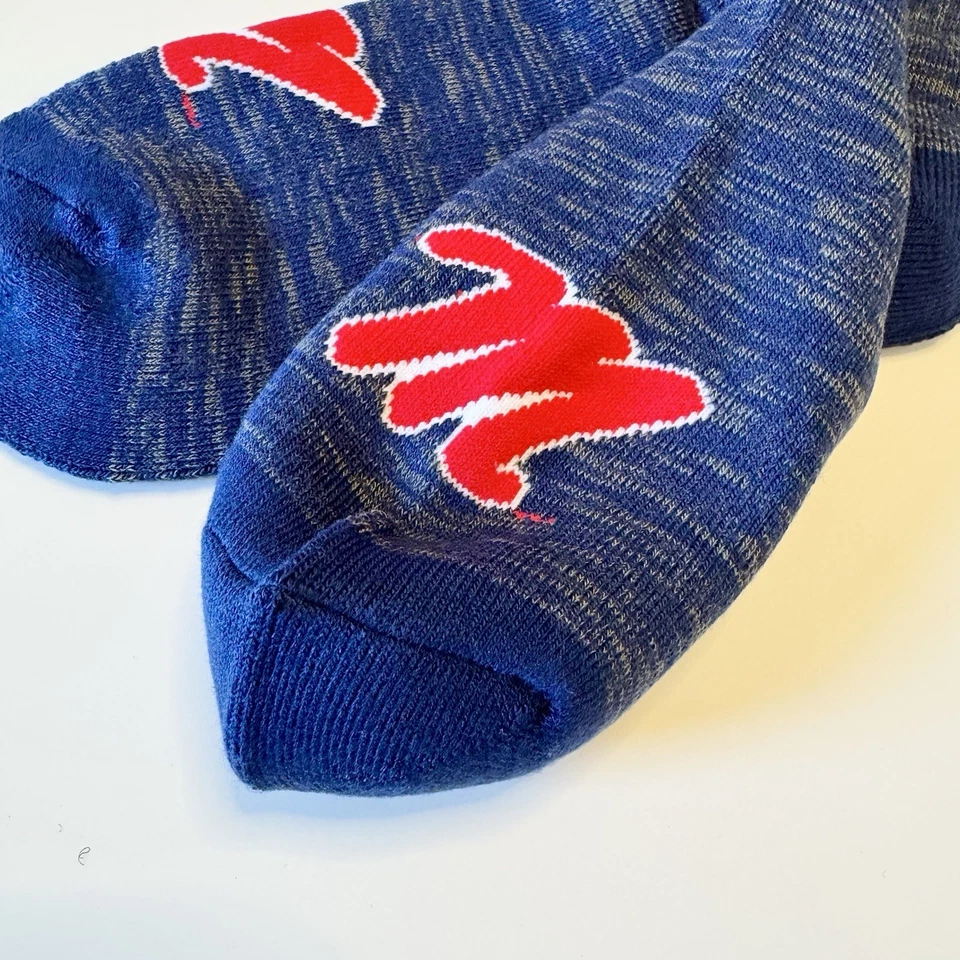 For Bare Feet - Mississippi Ole Miss Rebels ¡Calcetines con licencia oficial de la NCAA! Foto 3 de 4
