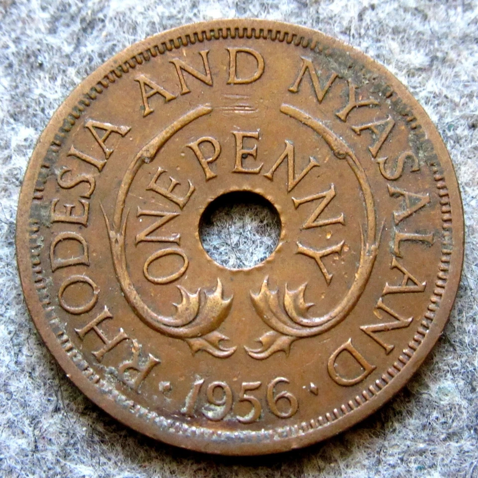 RHODESIA & NYASALAND ELIZABETH II 1956 ONE PENNY, TWO ELEPHANTS Bronze - Image 3 of 4