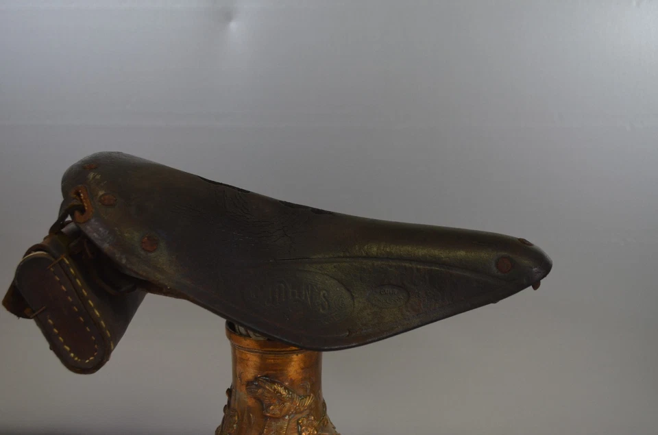 ANCIENNE SELLE CUIR JOHN'S AVEC SACOCHE D OUTIL PAS GARDE BOUE FEUX PHARE ROUE - Photo 2/4