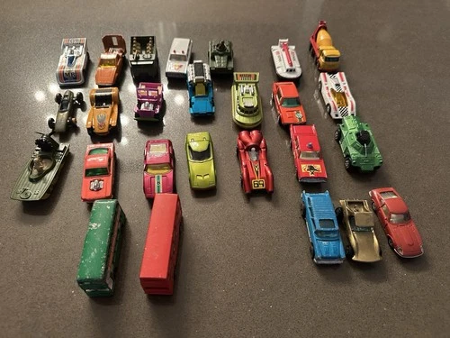 23 lesney matchbox, 1 Hot Wheel 1969, 1 Tomica 1975, 1 Topper 1969. 26 Cars Totl