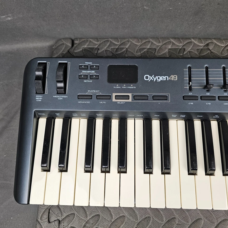 M-Audio Oxygen 49 (3rd Gen) USB MIDI Keyboard Controller W/Sliders & Knobs - Image 2 of 4