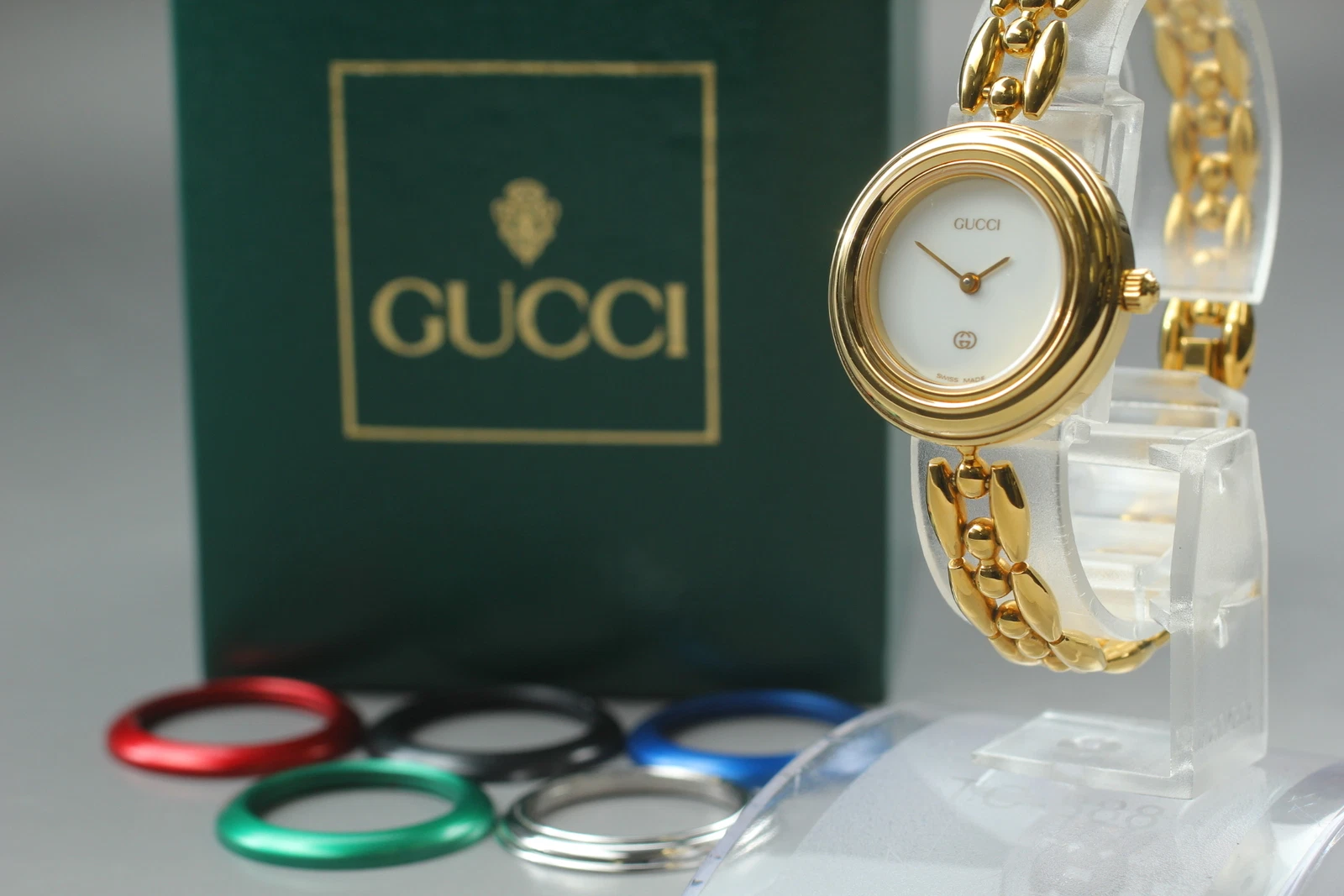 Montre à quartz femme GUCCI vintage quasi neuve lunette à changement 11/12 6 couleurs avec boite