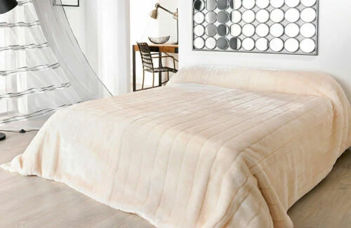 Couvre-lits beige pour la maison