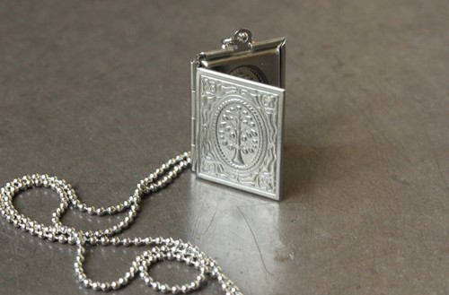 Collana medaglione fotografico collana libro vintage idea regalo donna madre sorella - Foto 4 di 5