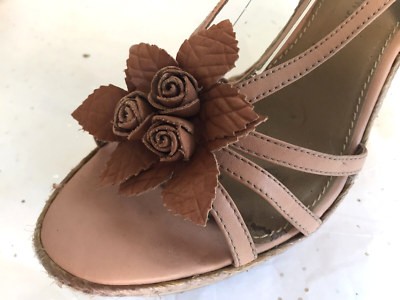 B Makowsky Tan Platform Wedge Leather Floral Rosette Detail  display picture 1