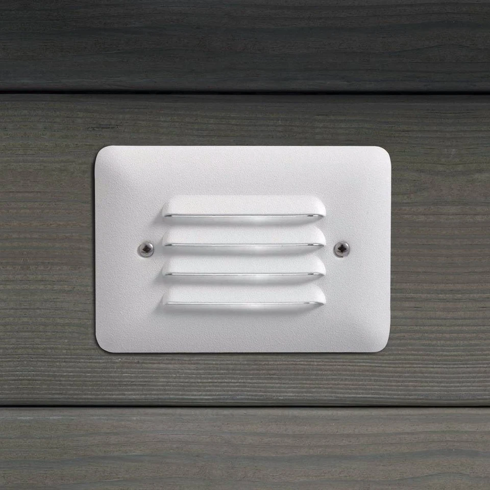 Luz de paso blanca LED Kichler 5"W con persiana 2,5 vatios 3000K Foto 2 de 2