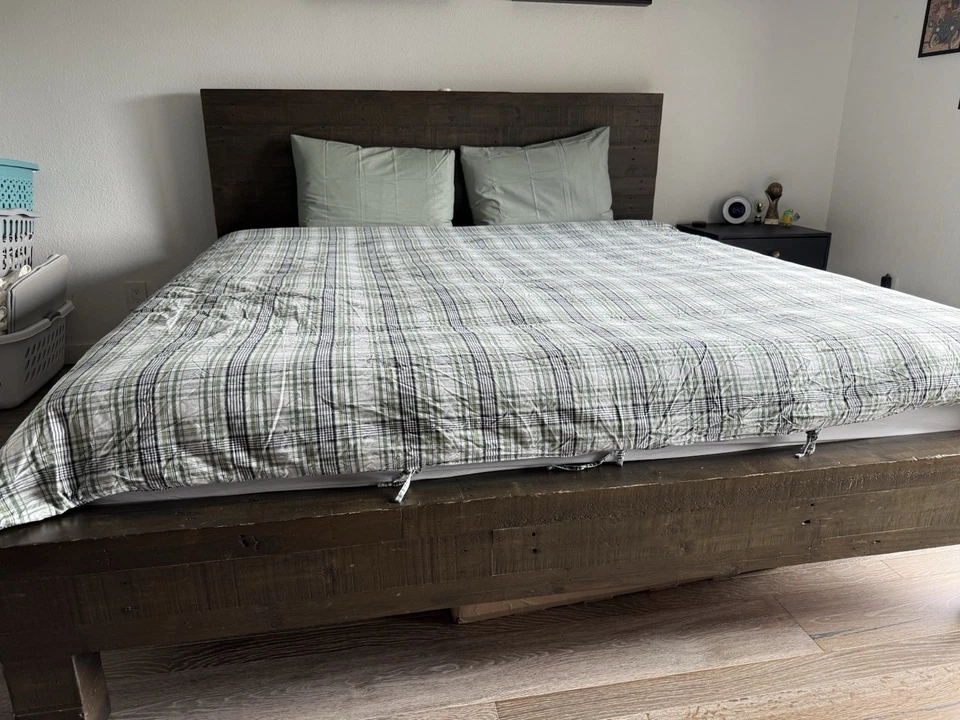 CAMA KING WEST ELM con cabecera de nogal oscuro y colchón blanco Foto 4 de 4