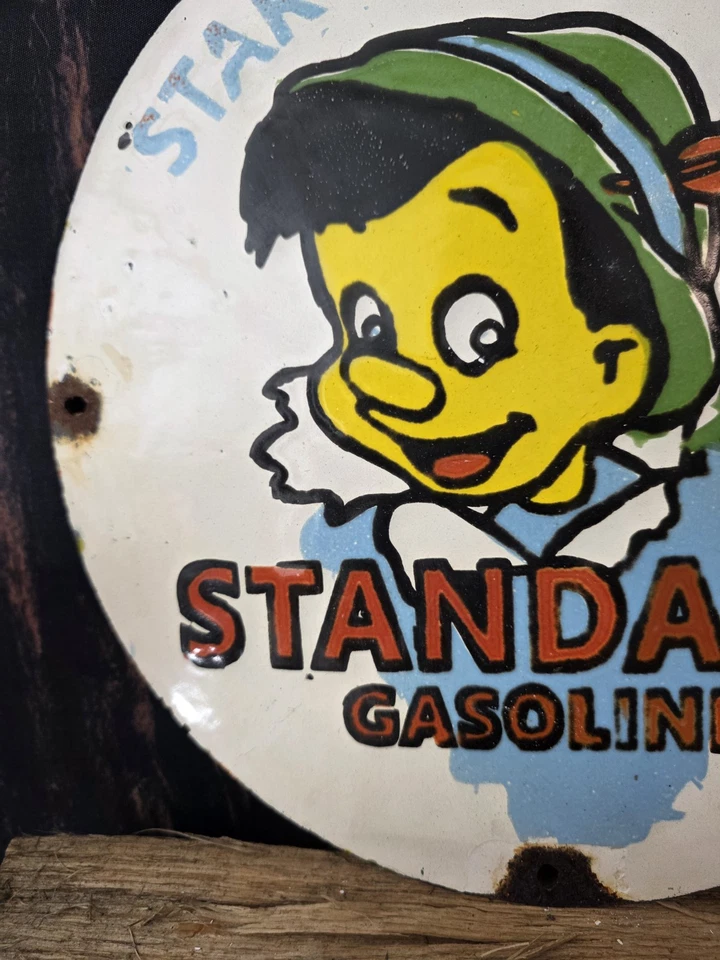 RARO LETRERO DE PORCELANA VINTAGE AÑOS 40 GASOLINA ESTÁNDAR PINOCHO WALT DISNEY 12" Foto 3 de 4