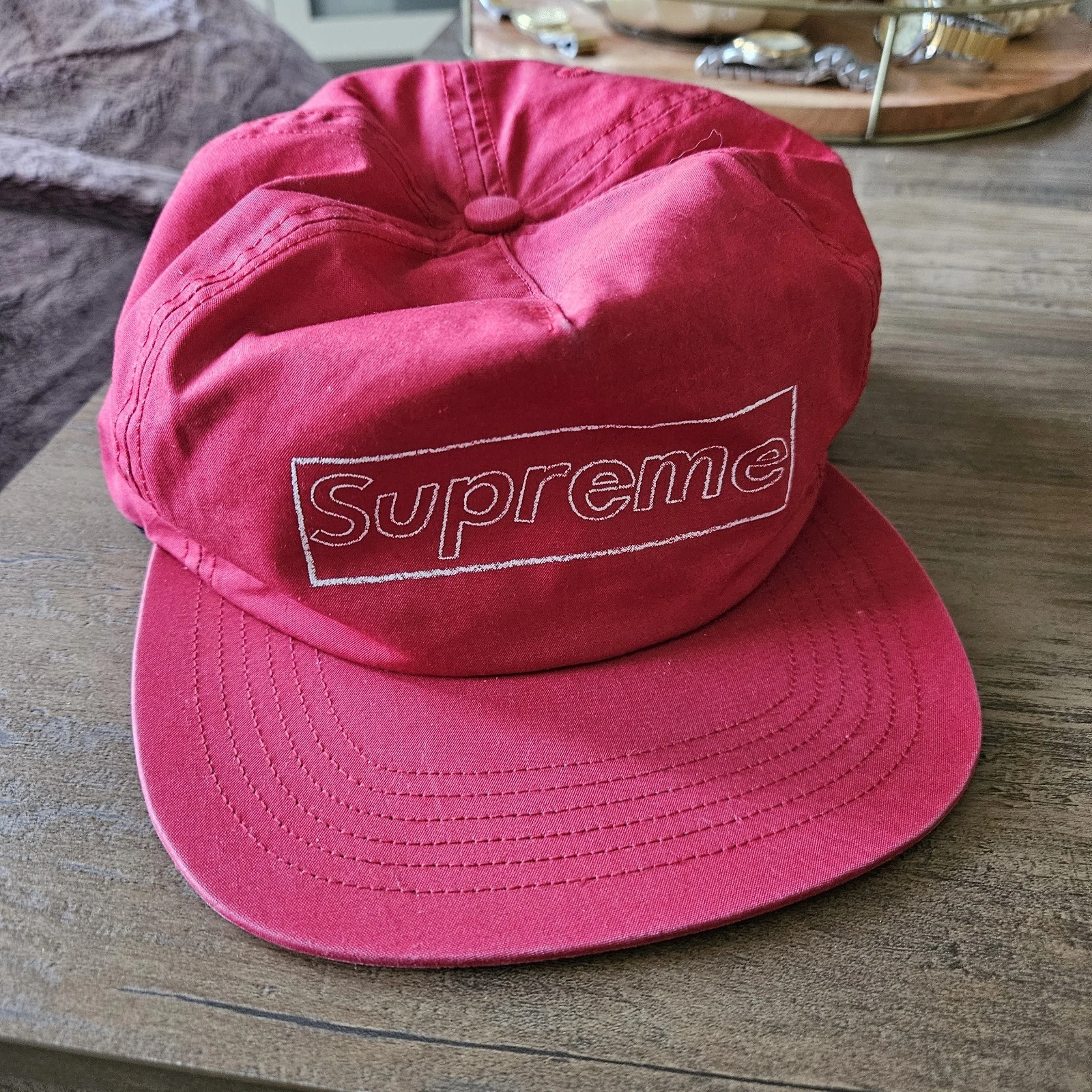 Casquette snapback 5 panneaux logo boîte craie rouge Supreme Kaws Hat