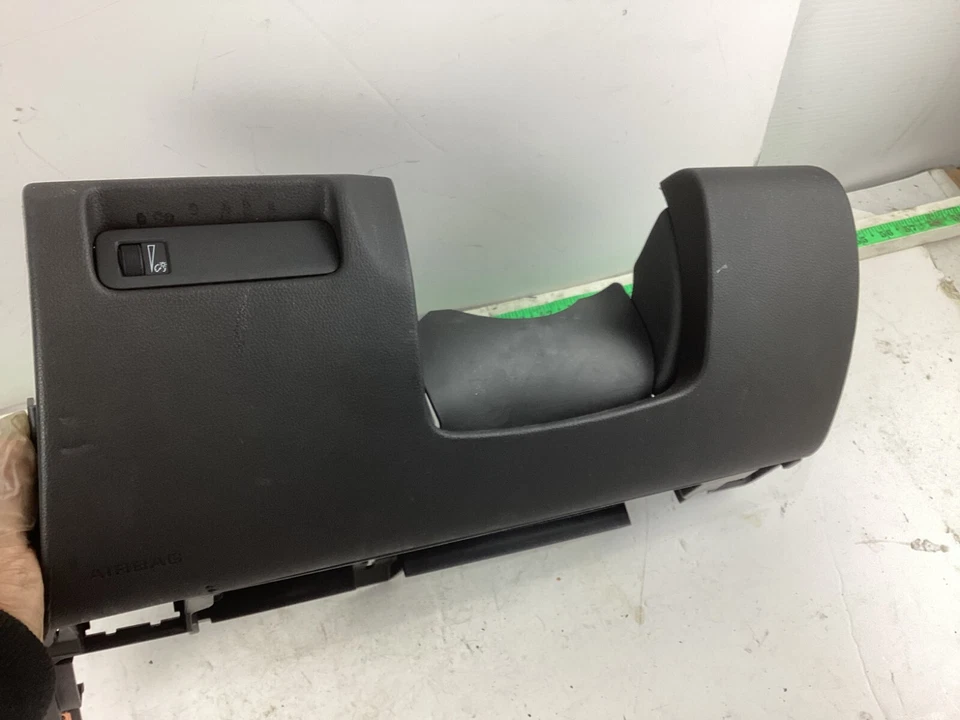 2013-2016 Cadillac ATS Front Left Side Dash Knee Bolster Trim Panel 22945391 OEM - Изображение 2 из 4