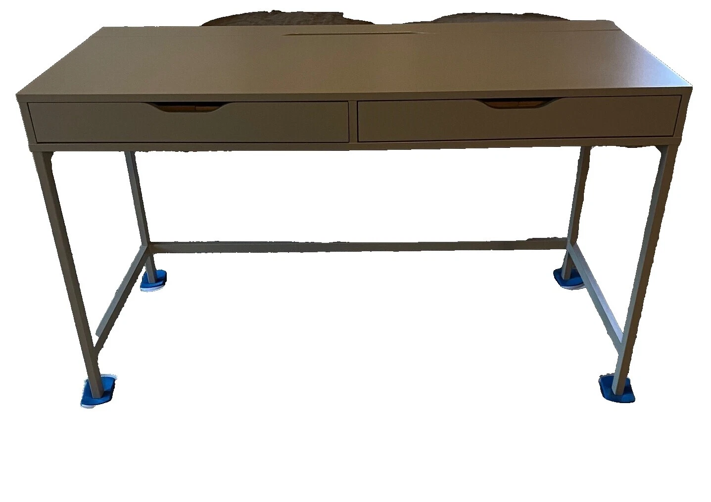 Escritorios de escritorio de computadora marrón IKEA en casa escritorios