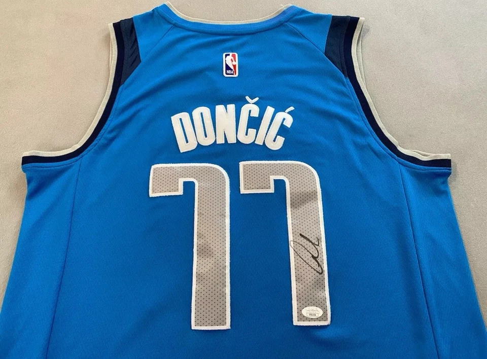 DALLAS MAVERICKS- LUKA DONCIC AUTOGRAPH #77 NIKE SWINGMAN JERSEY JSA YY61554 - Image 2 of 4