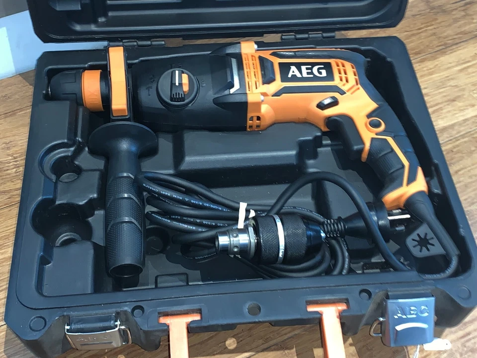 AEG (KH24IXE) 800W SDS+ HEAVY DUTY ROTARY HAMMER DRILL IN HARD CASE ! - Image 2 of 4