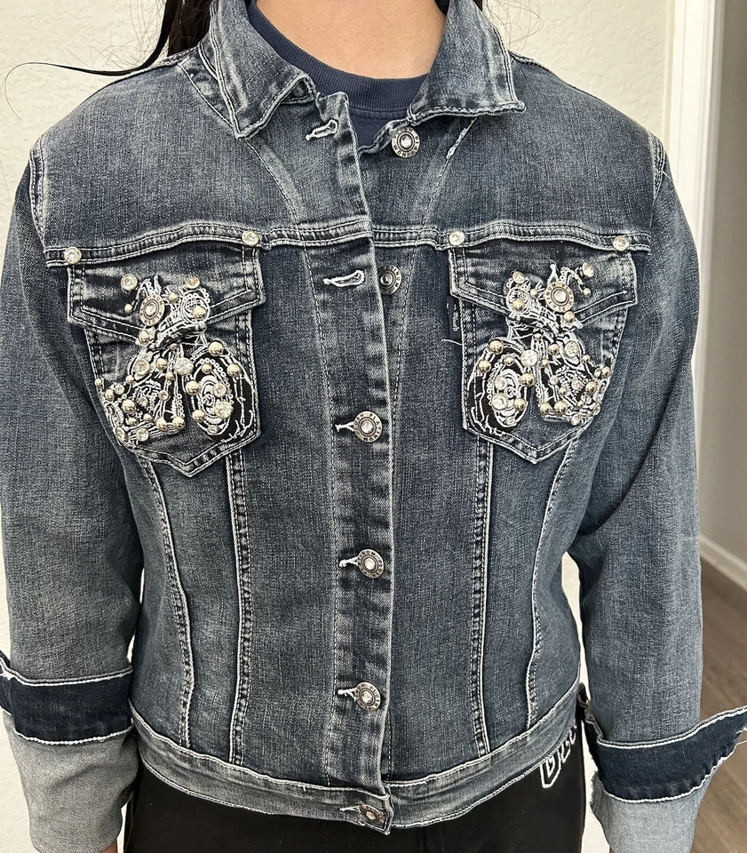 PLATINUM PLUSH 摩托车刺绣水钻和 STUD 牛仔夹克 — 第 4/4 张图片