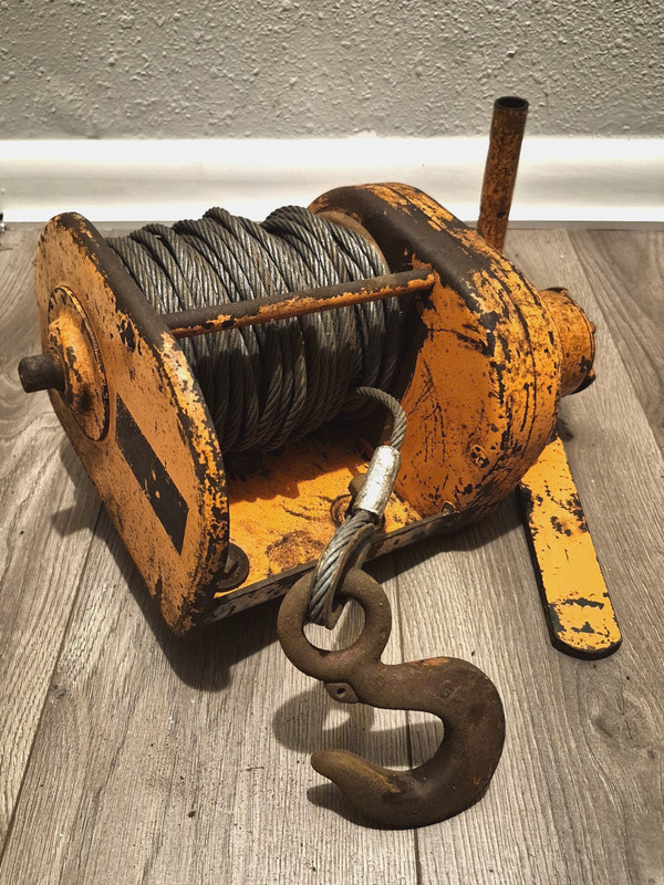 ANTIQUE IRON WORKHORSE HAND CRANK BOLT DOWN WINCH / CROSBY HOOK