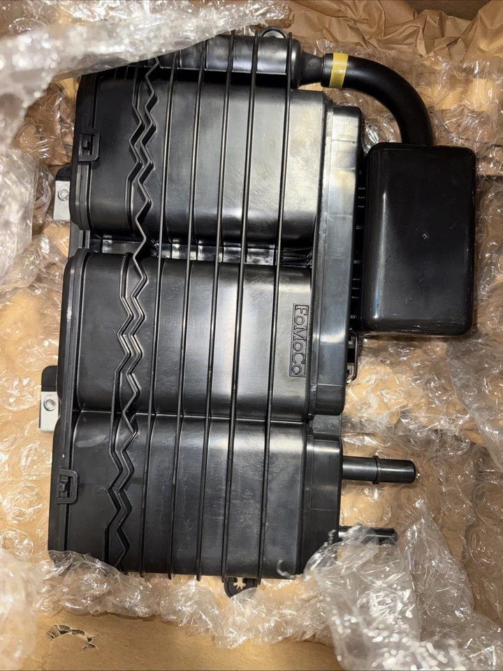 OEM Motorcraft Fuel Vapor Canister CX-2365 Ford 9E5Z-9D653-C - Image 4 of 4