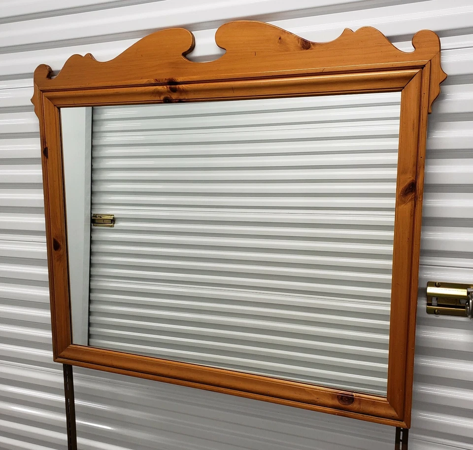 Espejo con cresta Ethan Allen Country Craftsman, #19-5310 #657 acabado dorado claro Foto 2 de 4