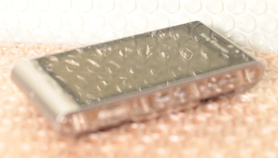 Sony Ericsson Satio U1i Silver con batteria senza alimentatore fotocamera 12.1MP - Immagine 4 di 4