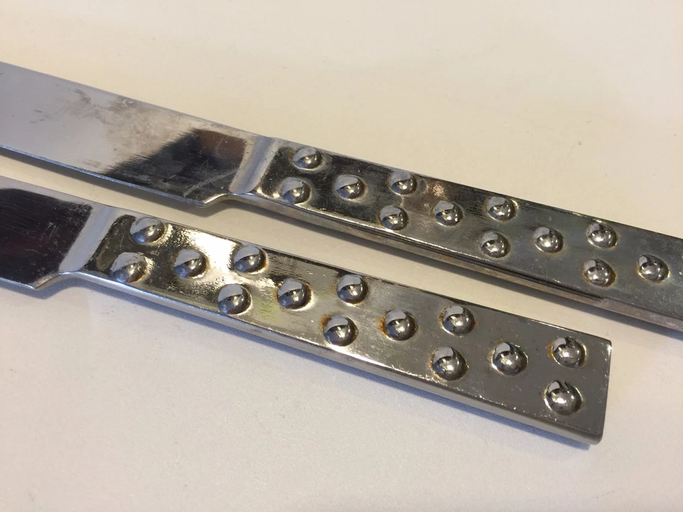 2 cuchillos de cena Libbey de acero inoxidable con patrón de puntos, hechos en Corea, 8 1/2" de largo Foto 2 de 3