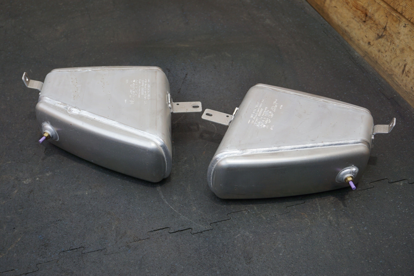 Set 2 Air Suspension Accumulator Tank OEM 4M0616203 4M0616204 Bentley Bentayga