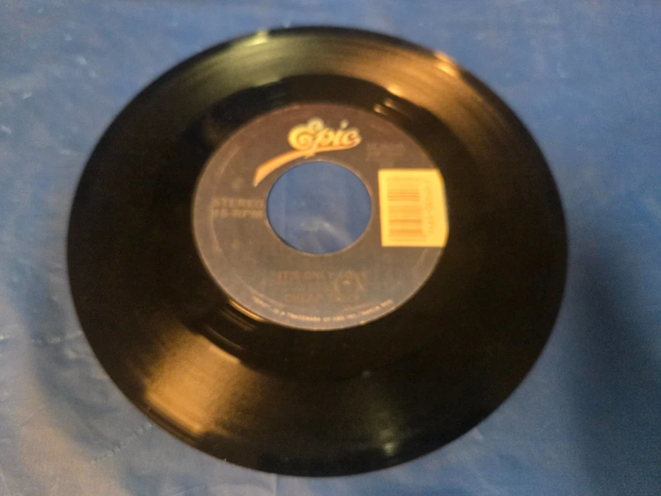 CHEAP TRICK - NAME OF THE GAME / IT'S ONLY LOVE - 7" VINYL SINGLE Foto 2 de 3