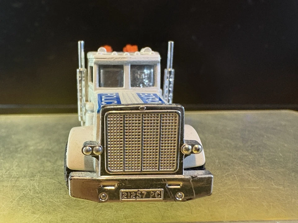 Спичечный коробок Peterbilt полицейский грузовик белый 1981 Макао б/у отличное состояние L-44C - Изображение 2 из 4
