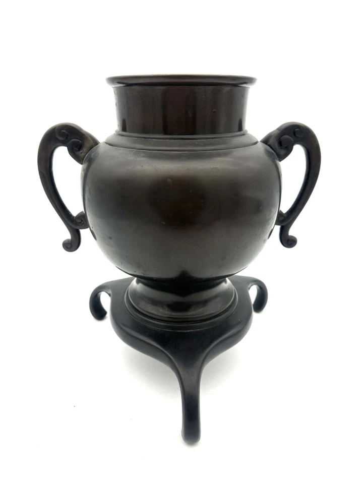 Antique patinated brass Asian tri footed vessel vase with handles - Image 2 of 4