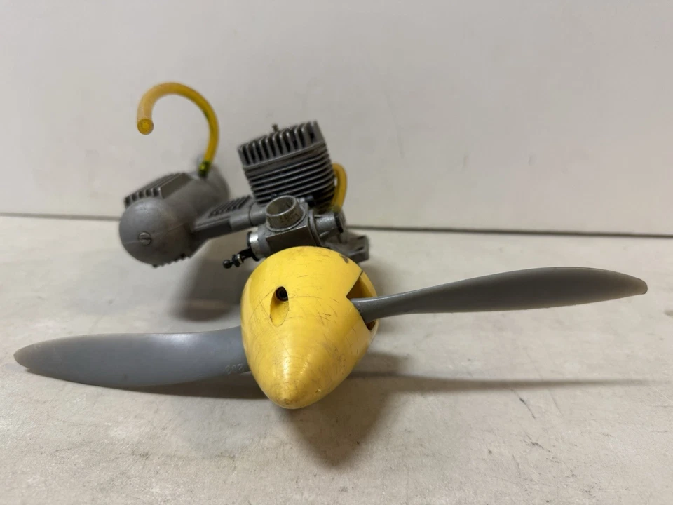 Magnum XL 40 RC  Airplane Engine With Muffler & Propeller & Carburetor - Image 2 of 4