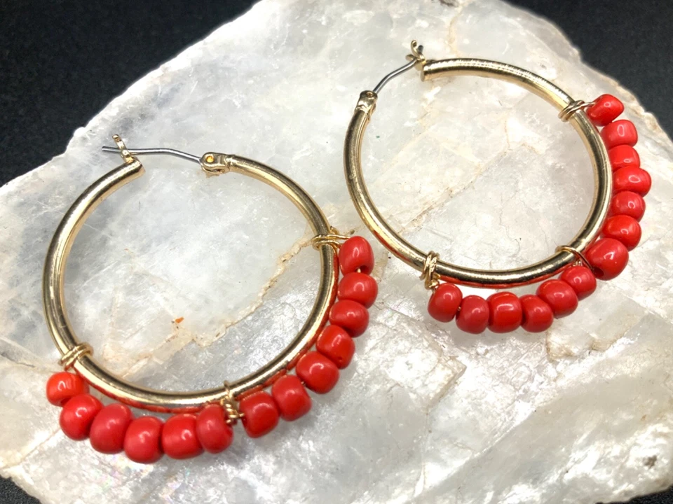 Pendientes de aro colgantes circulares tono dorado con cuentas de acento de coral rojo elegantes Foto 2 de 4