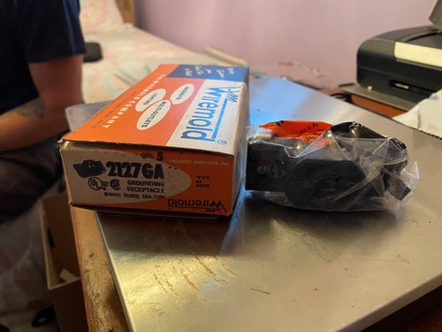 Wiremold IG2127GA isolierte Erdungsbuchse, SCHWARZ BOX VON 5 (BS-356D)