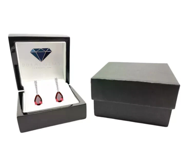 Elegantes Pendientes Gotas Corte Pera Diamante Creado y Rubí Rojo Acabado en Oro Blanco Foto 4 de 4