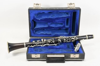 C45O53 Clarinete comercializado Wilhelm Stowasser Graz número 21441 con estuche