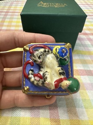 Artoria Limoges Peint Main Trinket Box Christmas Cat On Pillow
