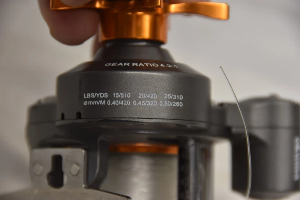 Carrete de pesca Okuma CW-303D de agua fría 4,2:1 Foto 4 de 4