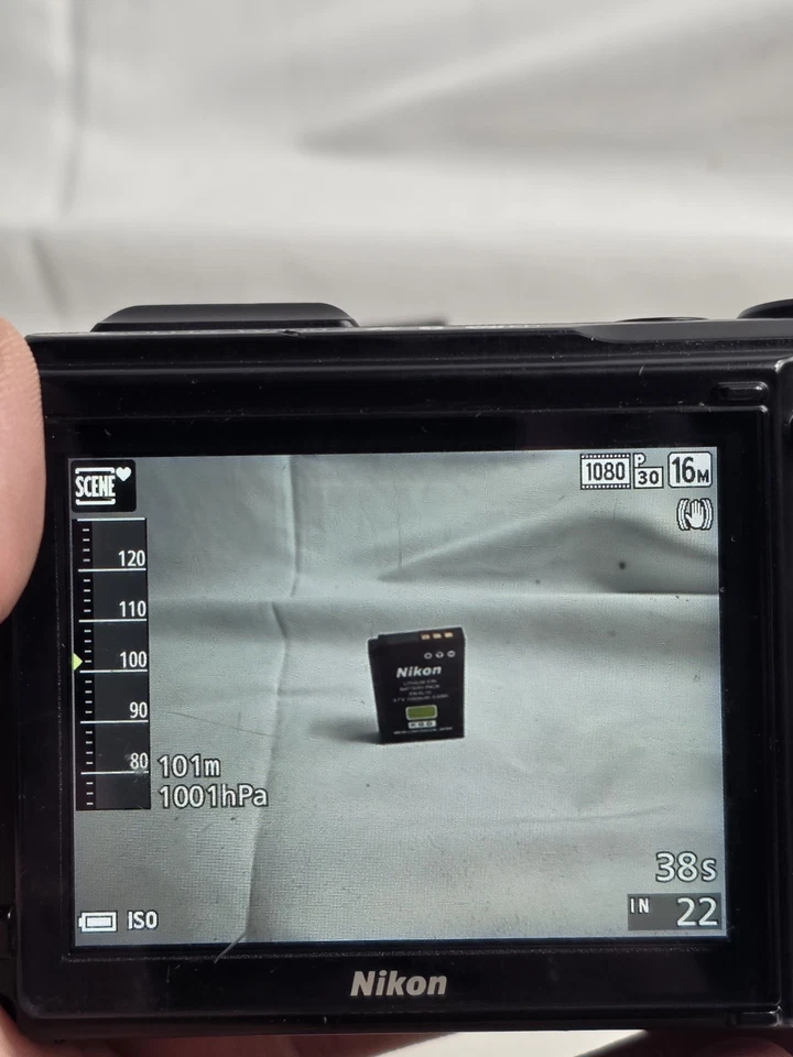 Cámara digital Nikon Coolpix W300 16,0 MP - amarilla Foto 3 de 4