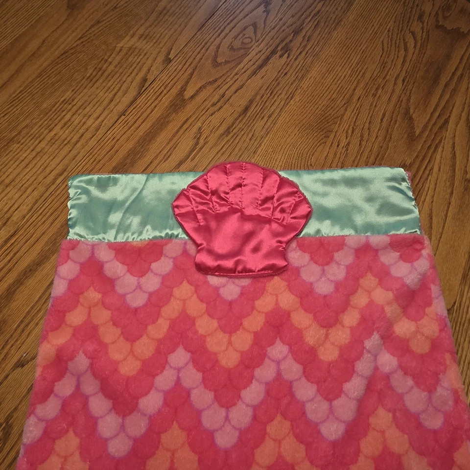 Детское Носимое Флисовое Одеяло УЮТНОЕ Розовый/Зеленый Хвост Mermail 27"W x 53"L Б/У в отличном состоянии - Изображение 4 из 4