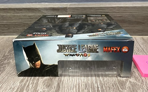 Authentic MAFEX 056 Justice League - Batman - 6 inch Action Figure Complete - Picture 12 of 14
