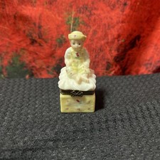 Madame Alexander "Yellow Rosebud"  Porcelain Hinged Box  90615  Mint Cond.