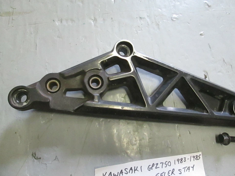 SOPORTE SILENCIADOR IZQUIERDO KAWASAKI GPZ750 (ZX750A) 35011-1160 + CLAVIJA Foto 2 de 4