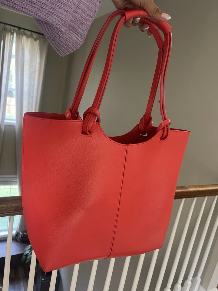 Bolsa tote de couro vermelha Neiman Marcus com design minimalista - Imagem 2 de 4