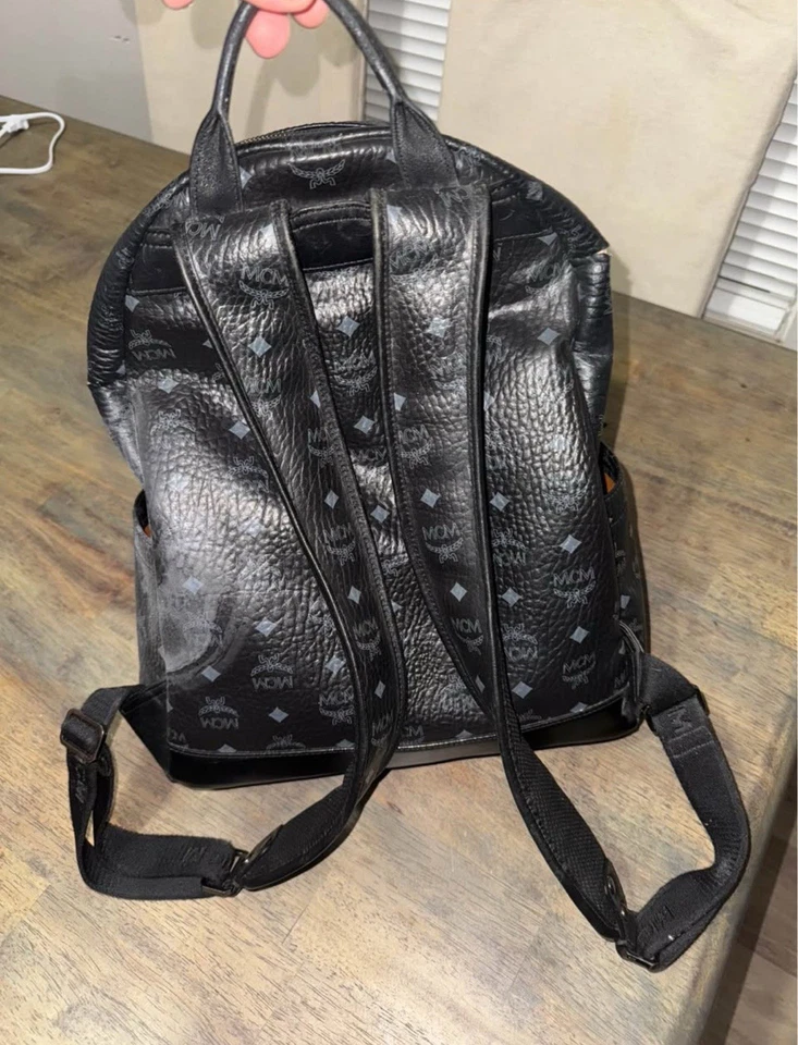 MCM Mochila Negra Cuero Tachuelas Laterales en Visetos Munchen Foto 3 de 4