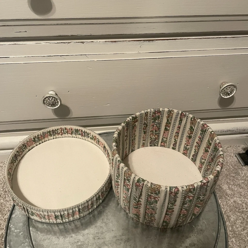 Small floral bandbox, covered in rose fabric, French Style - Image 4 of 4