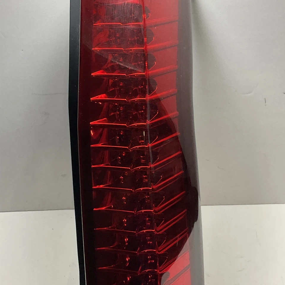 Cadillac SRX 2004-2009 LED lado derecho pasajero luz trasera exterior OEM 25763468 Foto 3 de 4