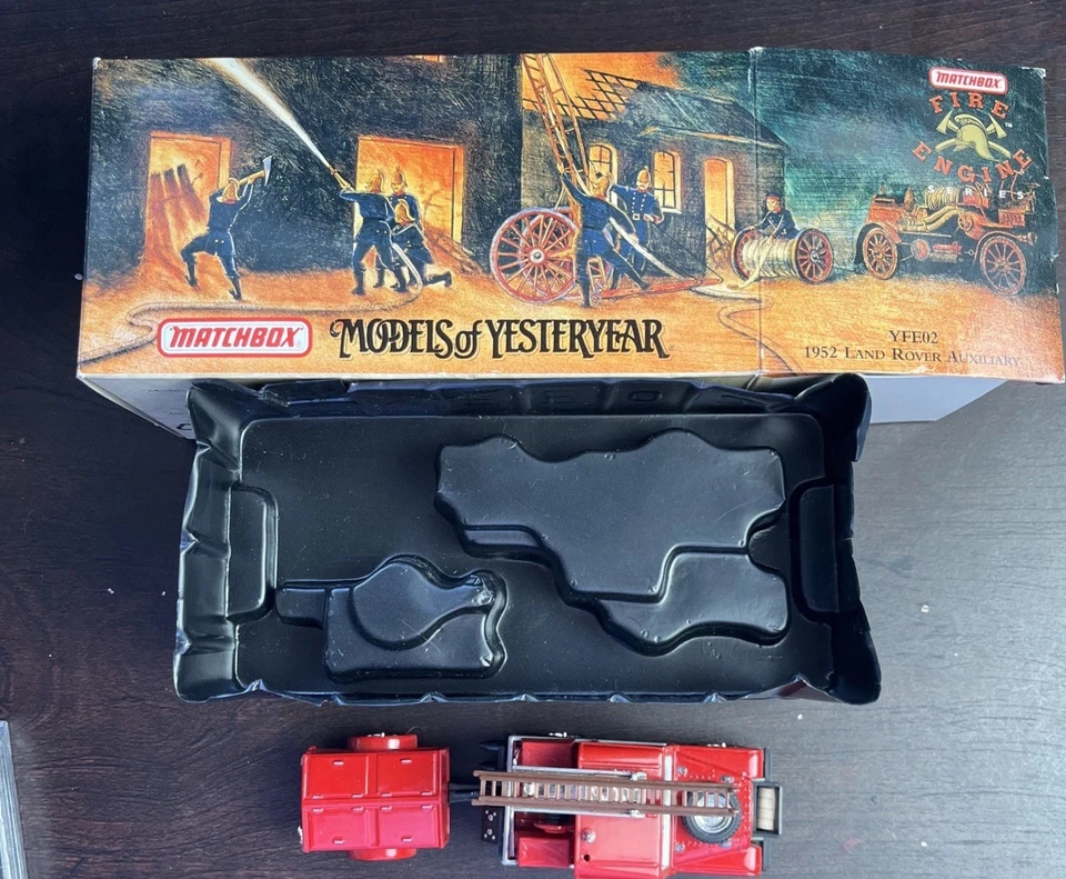 Matchbox Of Yesteryear Fire Truck YFE-02 1948 Land-Rover Auxiliary Fire Truck - Image 2 of 4