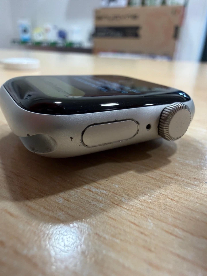 Apple Watch SE 40mm Cassa in Alluminio Color Argento - Batteria 92% - Immagine 2 di 4