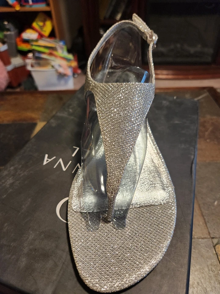 Zapato de Tacón Adrianna Papell Cassidy Plateado Jimmy Net Talla 8.5 Nuevo En Caja Precio de Venta sugerido por el fabricante $125 Foto 2 de 4