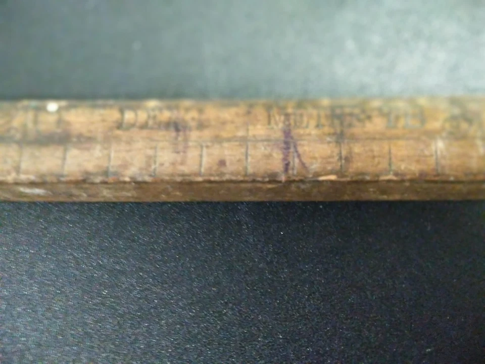 Ancien demi mètre en bois gradué pour mesure de tissus - Photo 2/4
