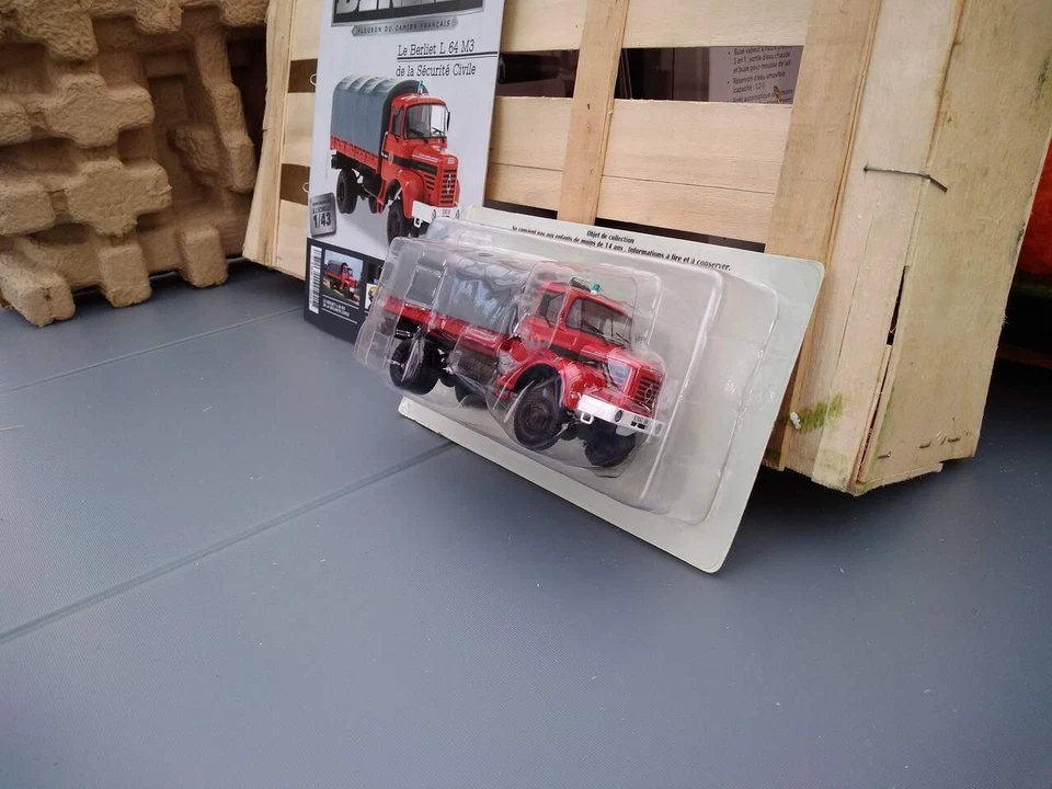 Collection Berliet N°87 le Berliet L 64 4x4 Bâché Sécurité civile avec revue - Photo 2/3